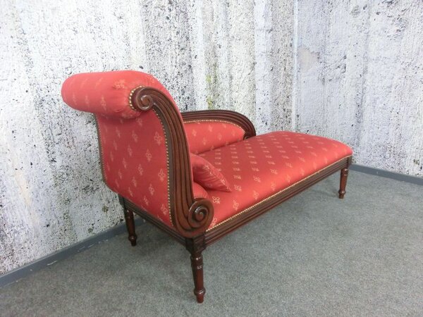 (3929) Čevené zámecké sofa se vzorem