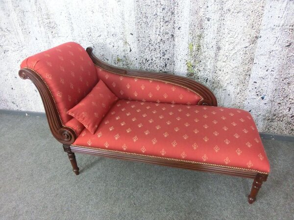 (3929) Čevené zámecké sofa se vzorem