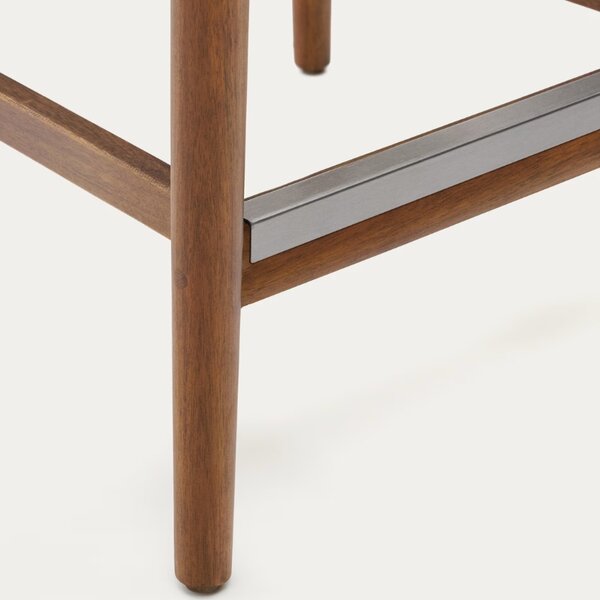 Ořechová dřevěná barová židle Kave Home Nina 62 cm s béžovým výpletem