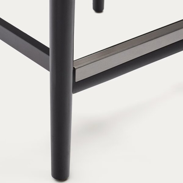 Černá dřevěná barová židle Kave Home Nina 62 cm s výpletem