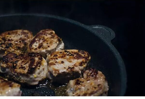 Litinová pánev AMT Gastroguss 24 cm, vhodná na indukci, s odnímatelnou rukojetí