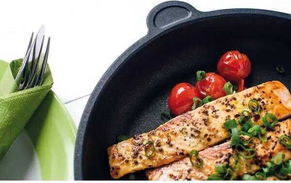Litinová pánev AMT Gastroguss 24 cm, vhodná na indukci, s odnímatelnou rukojetí