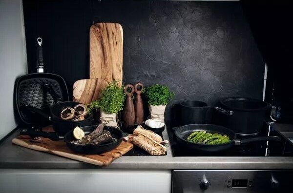 Litinová pánev AMT Gastroguss 24 cm, vhodná na indukci, s odnímatelnou rukojetí