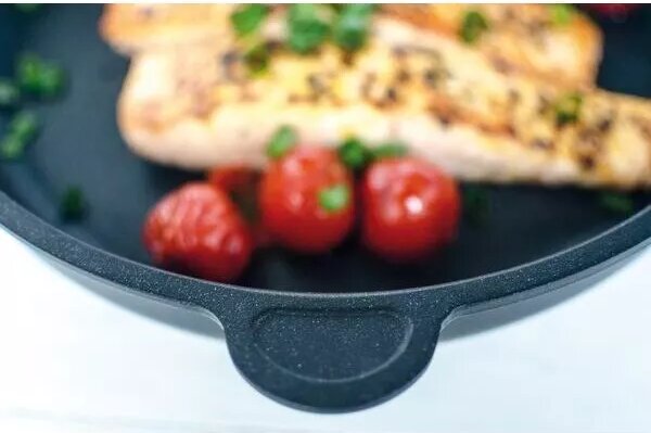 Litinová pánev AMT Gastroguss 24 cm, vhodná na indukci, s odnímatelnou rukojetí
