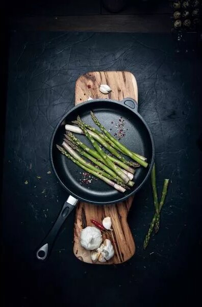 Litinová pánev AMT Gastroguss 24 cm, vhodná na indukci, s odnímatelnou rukojetí