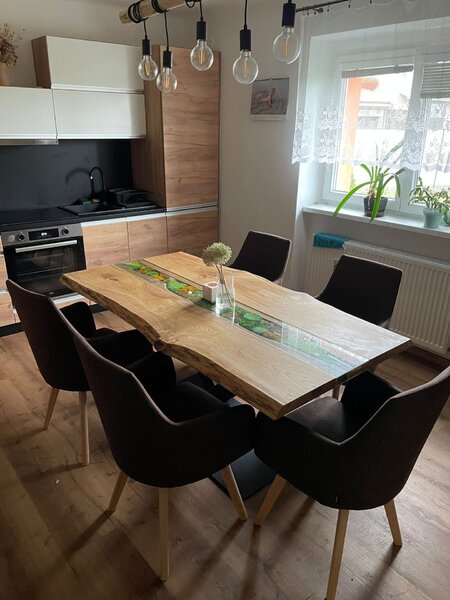 Jídelní stůl s konstrukcí a mechem