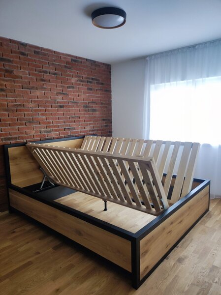 Postel ocel a dubový masiv