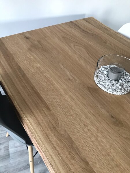 Jídelní stůl s konstrukcí a přírodní živou hranou desky