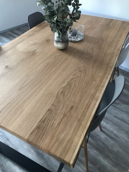 Jídelní stůl s konstrukcí a přírodní živou hranou desky