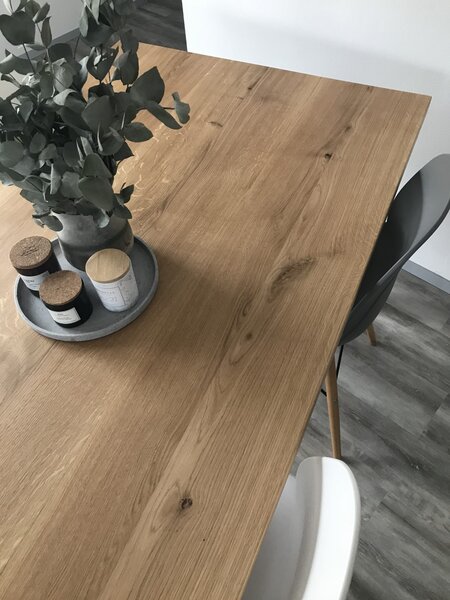 Jídelní stůl s podnožím a rovnou hranou desky