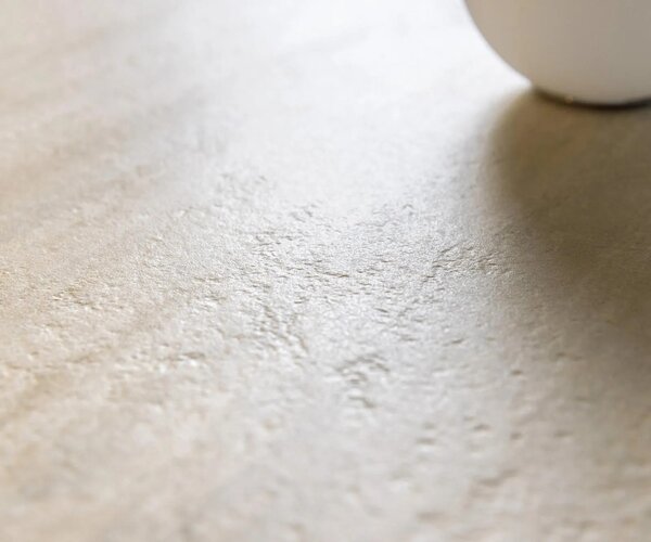 DELIFE Konzolový stůl Edge oválný tvar 180×40 cm keramika Laminam® Travertino Bianco krémově bílá Conos kov titanová barva
