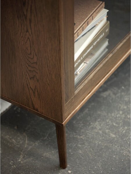 Tmavě hnědá vitrína v dekoru dubu s posuvnými dveřmi 110x160 cm Barrali – Unique Furniture