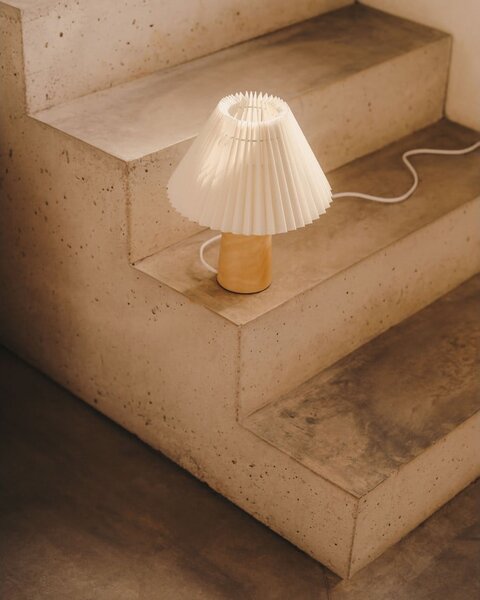 Béžová/v přírodní barvě stolní lampa z kaučukového dřeva s textilním stínidlem (výška 33 cm) Benicarlo – Kave Home