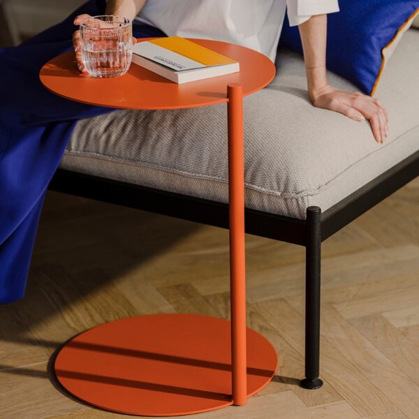 Noo.ma Oranžový kovový odkládací stolek Ande 40 cm
