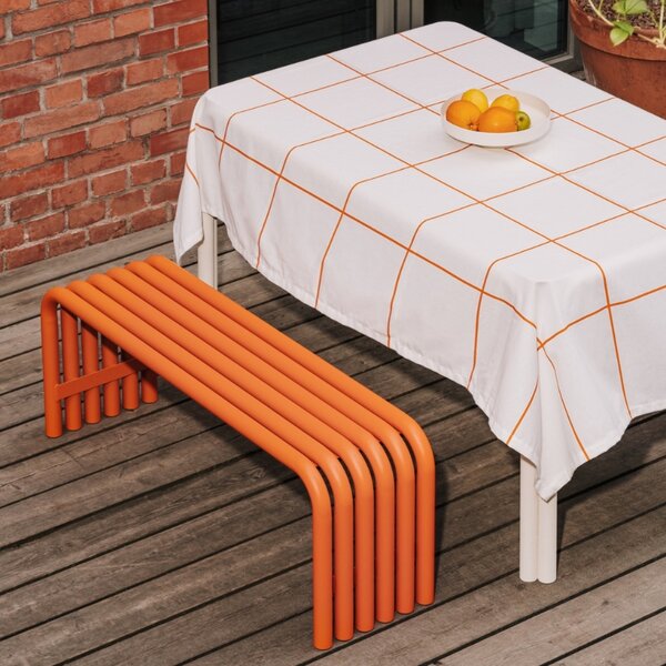 Noo.ma Oranžová kovová zahradní lavice Nokk 114 cm