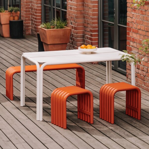 Noo.ma Oranžová kovová zahradní lavice Nokk 114 cm