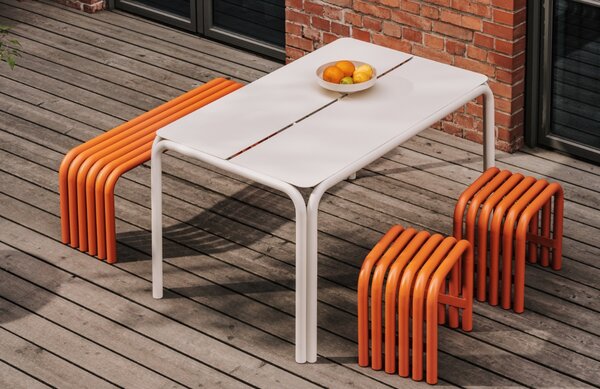 Noo.ma Oranžová kovová zahradní lavice Nokk 114 cm