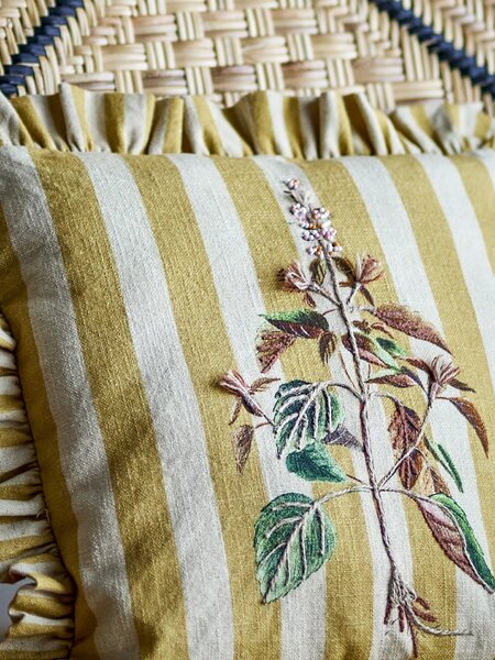 Dekorativní polštář s výšivkou Camila Yellow 35 × 35 cm
