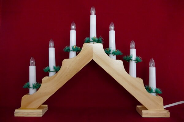 Vánoční dřevěný svícen ve tvaru stříšky, 7 svíček, teplá bílá
