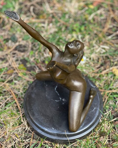 Bronzová socha soška - žena 2
