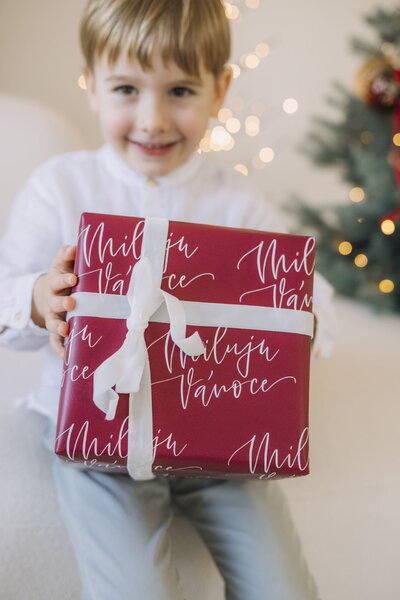 Vánoční balicí papír Miluju Vánoce vínový – 5 m
