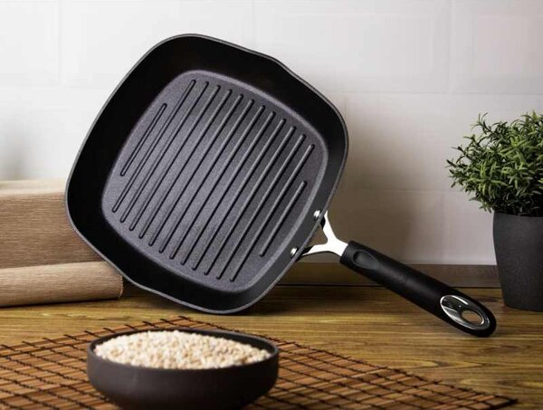 Pánev grilovací s titanovým povrchem 28 cm Black Professional Line