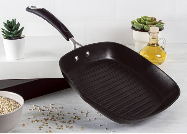 Pánev grilovací s titanovým povrchem 28 cm Black Professional Line