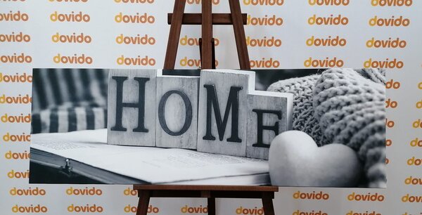 Obraz s nápisem Home a zátiším v černobílém provedení