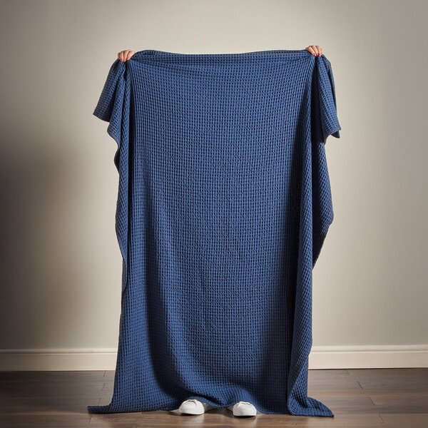 Tmavě modrá bavlněná deka 150x200 cm Jaipur Chunky Waffle – Pineapple Elephant