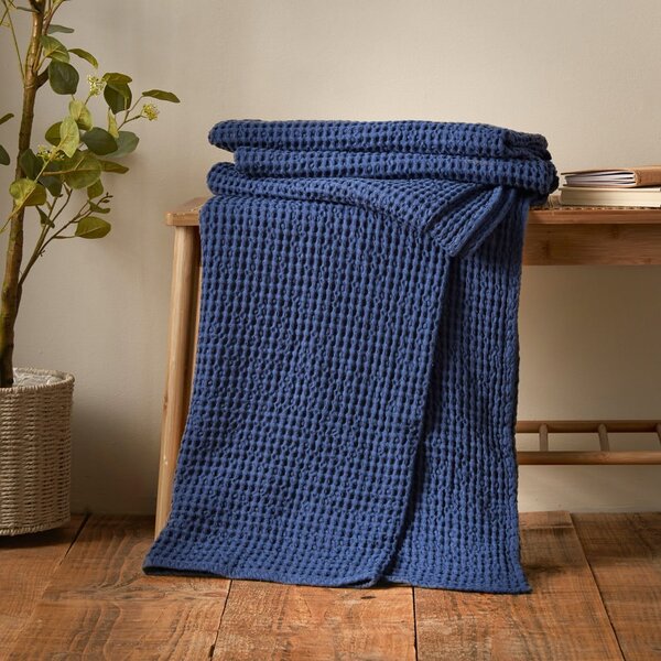 Tmavě modrá bavlněná deka 150x200 cm Jaipur Chunky Waffle – Pineapple Elephant