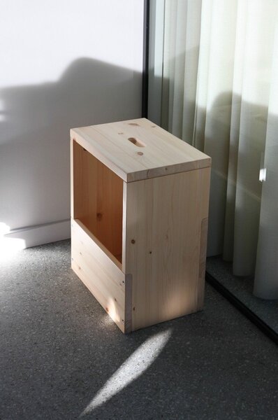 Noční stolek z borovicového dřeva v přírodní barvě Grab It – Karup Design