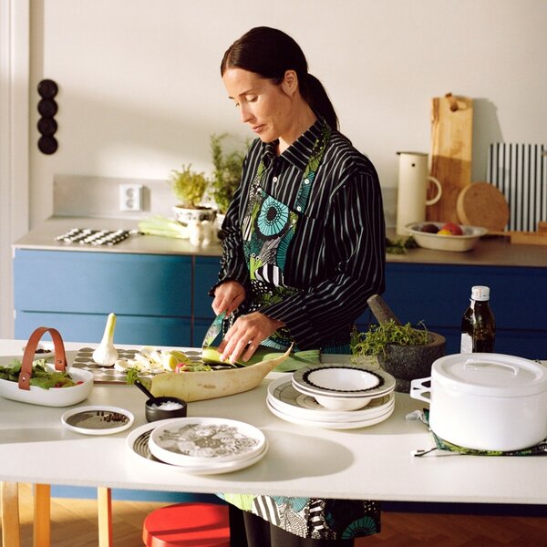 Marimekko Talíř Oiva Siirtolapuutarha 13,5cm, černý