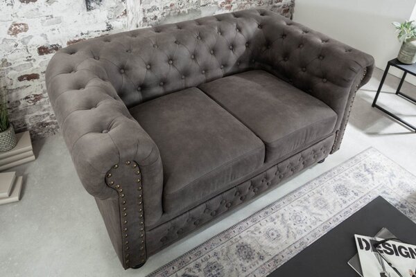 Pohovka CHESTERFIELD II 2M 150 CM vintage šedá taupe mikrovlákno Nábytek | Obývací pokoj | Sedací soupravy a pohovky | Pohovky | Pevné