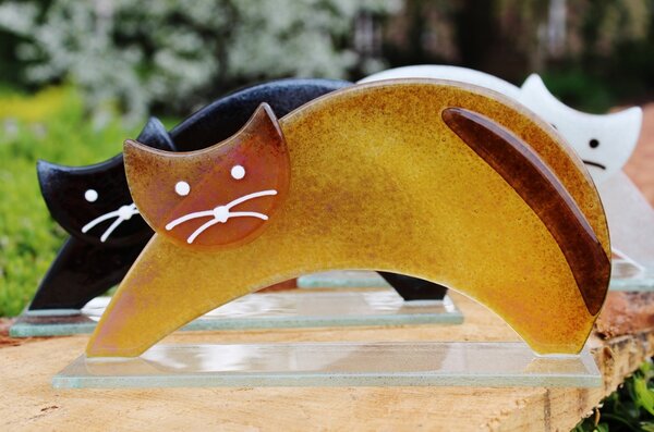 BDK-GLASS Skleněná dekorativní kočka protahující se - ambrová
