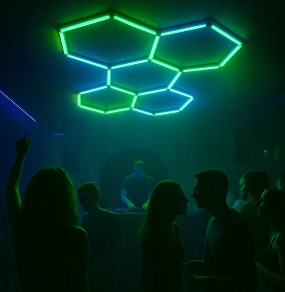 AG HEXAGON RGB 180W LED lampa pro osvětlení panelů, dílna, domácnost + aplikace pro dálkové ovládání