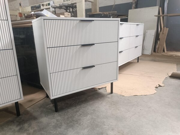 Komoda se zásuvkami, boční skříňka, univerzální, prostorná komoda, barva bílá, vyrobená z kvalitní MDF/dřevotřísky
