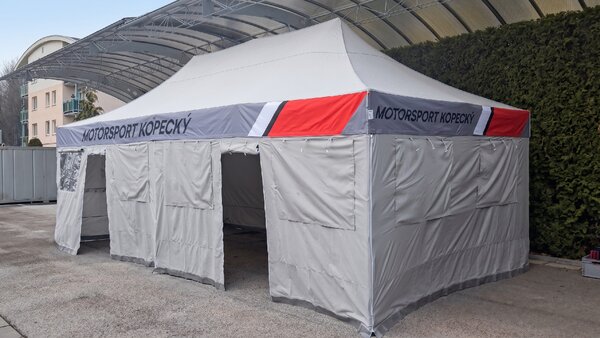 TENTino SET - Nůžkový párty stan 4x8 m EXTRA HIGH ROOF s jednostranným potiskem Typ konstrukce: BIG HEXAGON S VYŠŠÍ ŠPICÍ, Rozsah potisku: střecha + 3x boční strana, Plachtovina - gramáž: polyester 230 g/m2
