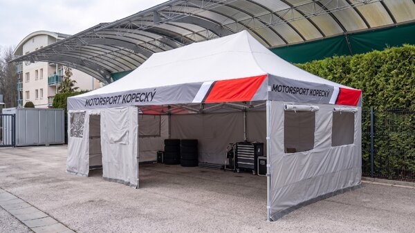 TENTino SET - Nůžkový párty stan 4x8 m EXTRA HIGH ROOF s jednostranným potiskem Typ konstrukce: BIG HEXAGON S VYŠŠÍ ŠPICÍ, Rozsah potisku: střecha + 3x boční strana, Plachtovina - gramáž: polyester 230 g/m2