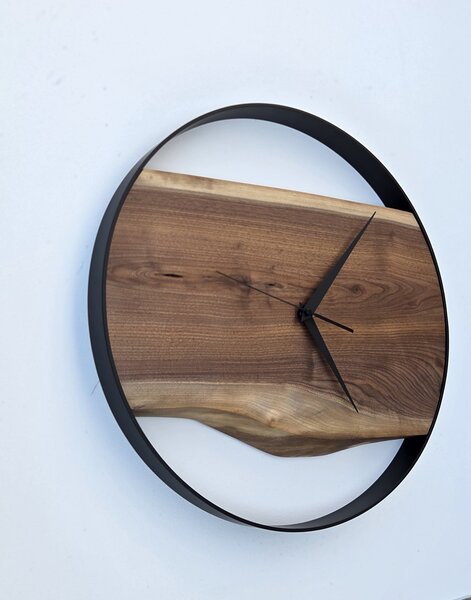 Dřevěné hodiny -50cm, přírodní dřevo - ořech, černý kovový rám (50B9)