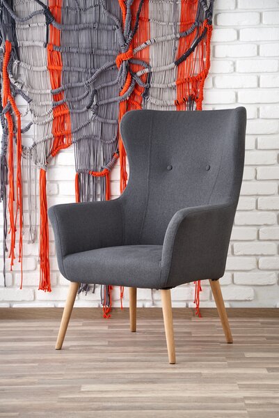 Designové relaxační křeslo Halmar COTTO v látce tmavý popel, ušák v retro stylu s dřevěnými nohami, 73×76×99 cm
