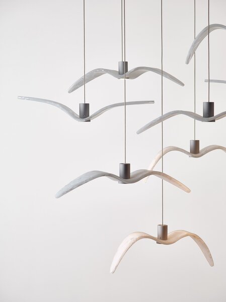 Designové závěsné svítidlo Brokis Night Birds Mini PC1387 Povrch Montury: Stříbrný elox, Barva skla: Šedá kouřová - masiv, Baldachýn: Kov - černý matovaný komaxit se strukturou