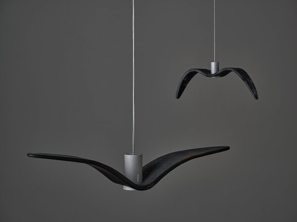 Designové závěsné svítidlo Brokis Night Birds Mini PC1387 Povrch Montury: Stříbrný elox, Barva skla: Šedá kouřová - masiv, Baldachýn: Kov - černý matovaný komaxit se strukturou