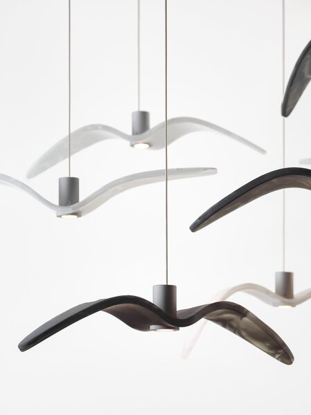 Designové závěsné svítidlo Brokis Night Birds Mini PC1386 Povrch Montury: Stříbrný elox, Barva skla: Šedá kouřová - masiv, Baldachýn: Kov - černý matovaný komaxit se strukturou