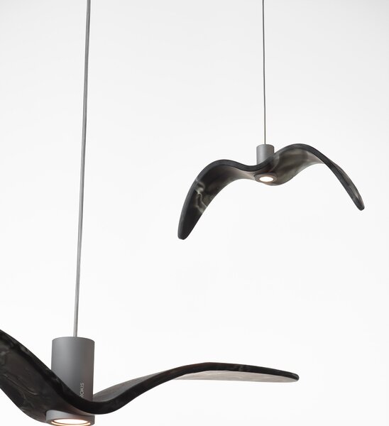 Designové závěsné svítidlo Brokis Night Birds Mini PC1387 Povrch Montury: Stříbrný elox, Barva skla: Šedá kouřová - masiv, Baldachýn: Kov - černý matovaný komaxit se strukturou