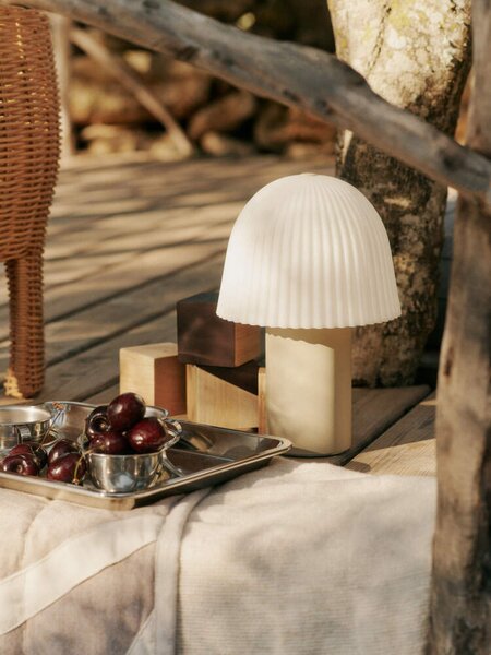 Ferm Living Přenosná lampa Frill, cashmere/white 1104271028