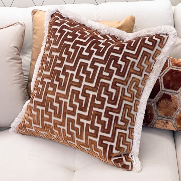 BOHOLOGY Skořicově hnědý sametový povlak na polštář Labyrinth 50 x 50 cm s třásněmi