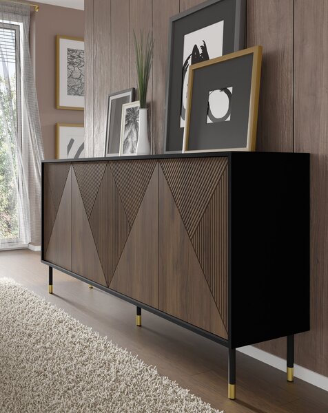 Komoda WOODY IV 4D 180 cm BLACK MATT / CATANIA OAK frézovaná čela MDF příborník vysoká skříňka na nožičkách