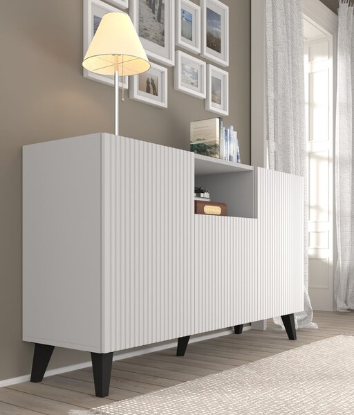 Komoda RAVENNA B 150 cm 2D1DM BÍLÝ MAT / BÍLÝ MAT s černými nožičkami Americký příborník MDF 3 dveře vysoká skříňka otevřené police bufet s frézovanými čely