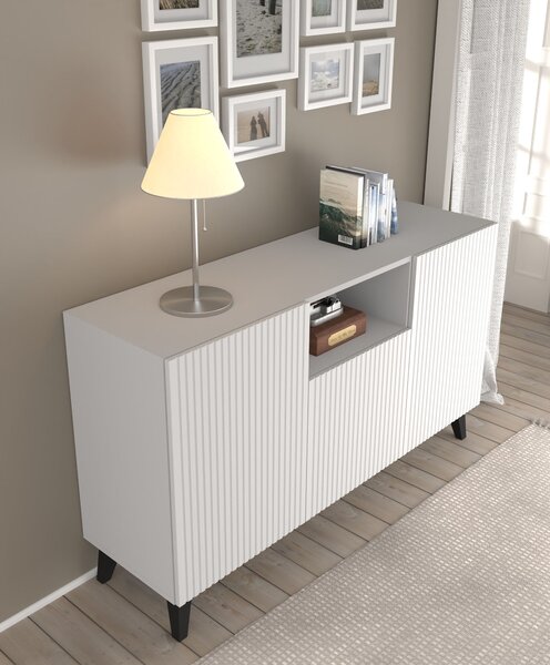 Komoda RAVENNA B 150 cm 2D1DM BÍLÝ MAT / BÍLÝ MAT s černými nožičkami Americký příborník MDF 3 dveře vysoká skříňka otevřené police bufet s frézovanými čely