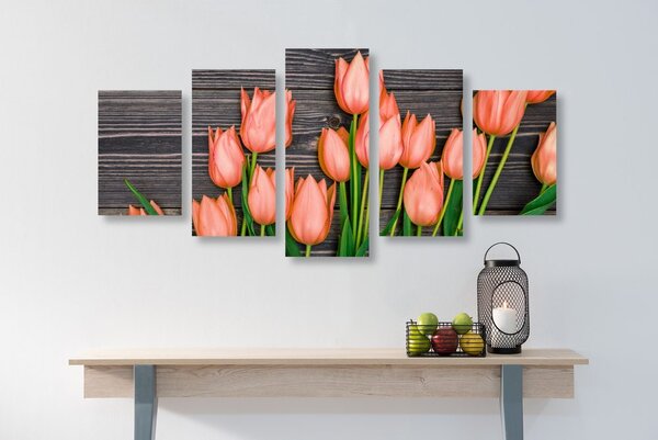 5-dílný obraz okouzlující oranžové tulipány na dřevěném podkladu